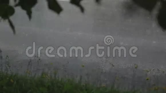 城市街道上的雨天视频的预览图