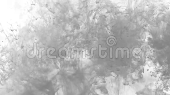 黑白色调水彩在水中爆炸抽象水彩背景视频的预览图