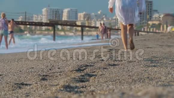 女腿沿着沙滩漫步视频的预览图