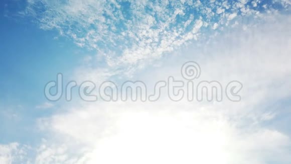 彩虹风筝在蓝天上飞翔视频的预览图