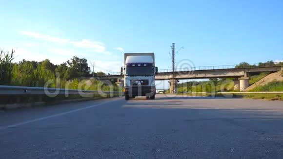 白色卡车在高速公路上行驶卡车穿过乡村背景是美丽的风景慢慢视频的预览图