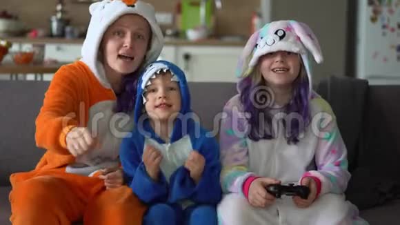 吉古鲁米的幸福家庭在家客厅的电视上玩游戏机视频的预览图