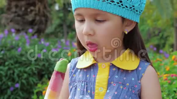 可爱的小女孩吃着五颜六色的水果冰淇淋视频的预览图
