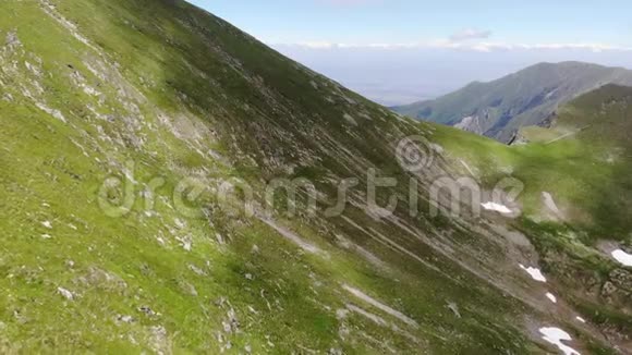 横贯凡尼亚高原景观在法加拉斯山脉海岸罗马尼亚视频的预览图