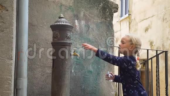 小女孩用意大利喷泉视频的预览图