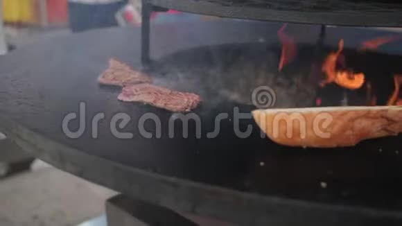 肉和面包烤在烤架上视频的预览图