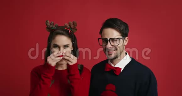 害羞的男人和他的女朋友在圣诞节视频的预览图