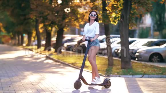 女人在电动滑板车上摆姿势视频的预览图