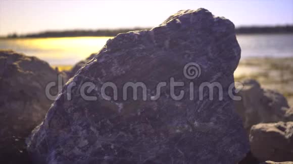 沿海岸的岩石视频的预览图