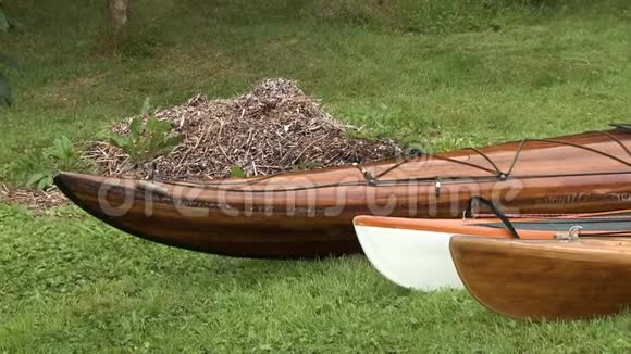 木制皮艇的正面提示视频的预览图