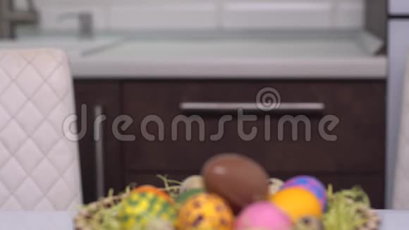 复活节快乐巧克力蛋一个兔子耳朵里的小女孩从复活节彩蛋后面出现家庭幸福子女视频的预览图
