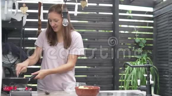 一个女人在小屋做饭视频的预览图