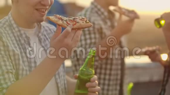 一个男人在屋顶派对上吃披萨视频的预览图