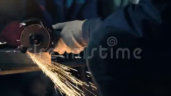工人切割金属手盘磨床磨砂锯视频的预览图