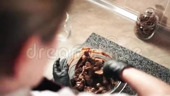 巧克力用铲子搅拌融化的巧克力视频的预览图
