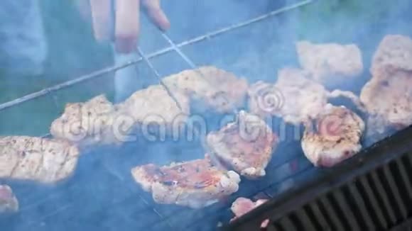 肉在烤架上烤还有很多烟视频的预览图