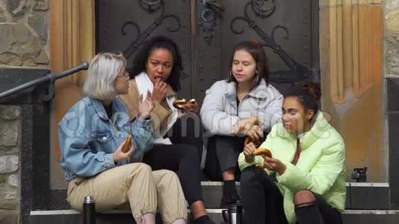 混合种族女朋友在户外吃午餐视频的预览图