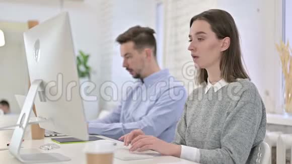 有创意的女人在桌面上工作在办公室咳嗽视频的预览图