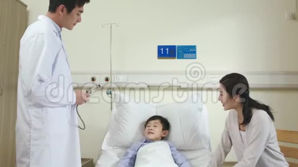 亚洲医生为儿童病人在医院病房查房视频的预览图