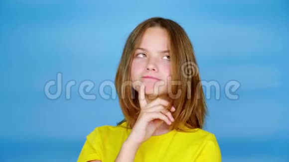穿着黄色T恤的少女正四处寻找着发短信的地方想着该选什么视频的预览图