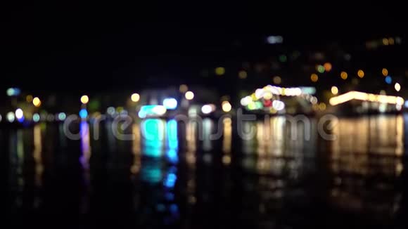 一个夜晚的海滨小镇模糊的灯光视频的预览图