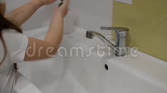 小女孩在脸盆里用肥皂洗手视频的预览图