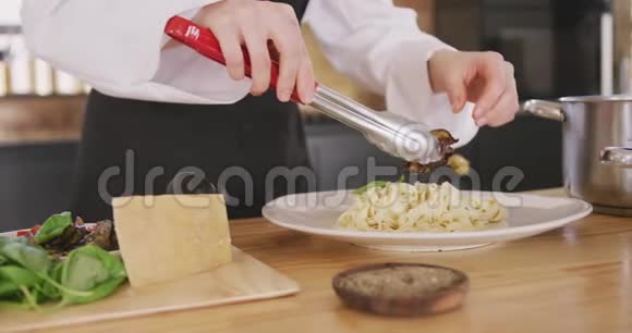 厨师在意大利面上添加蔬菜视频的预览图