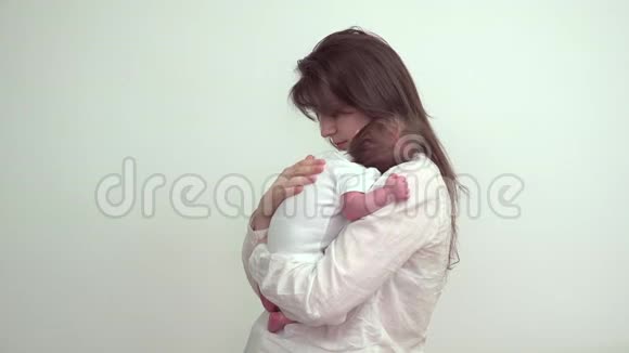 喂奶后妈妈站着把刚出生的婴儿抱在胳膊上保重视频的预览图