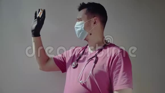 带注射器戴防护面罩的医生视频的预览图