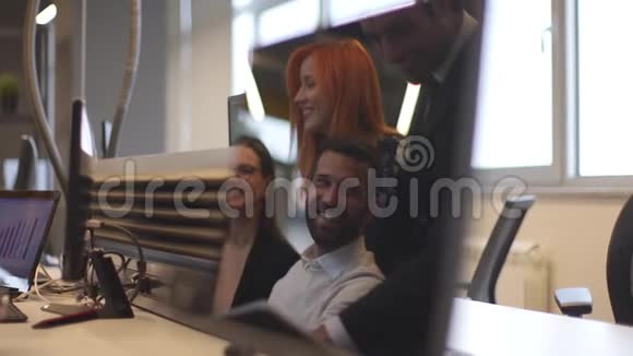 商务人员在办公室电脑屏幕上的反映视频的预览图