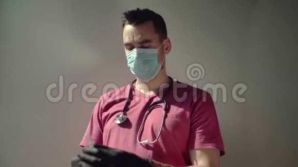 带注射器戴防护面罩的医生视频的预览图