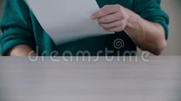 一个人正在拿出一张纸和一支笔视频的预览图