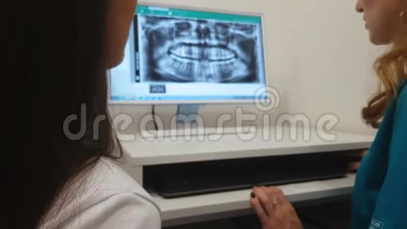牙科医生在电脑上显示病人牙齿x线图像牙科诊断视频的预览图