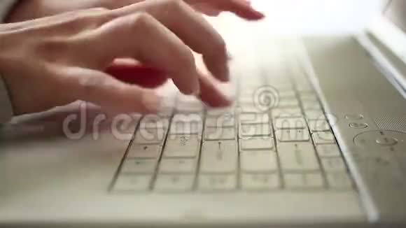 女商人在个人电脑高清1080i打字的时间间隔视频的预览图