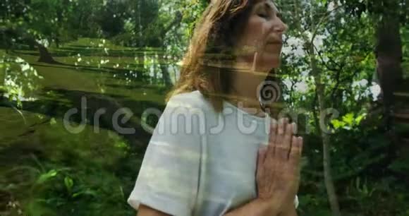 女人在大自然中冥想视频的预览图