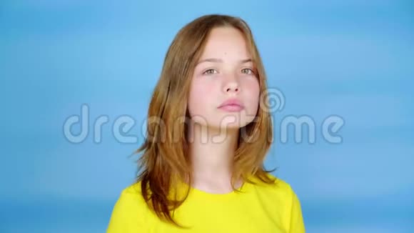 穿黄色T恤的少女惊讶不已张开嘴对着镜头转过头视频的预览图