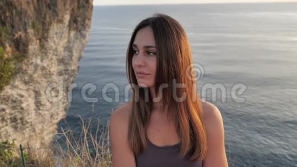 年轻迷人的女孩旅行者的肖像博客在阳光照耀下在山上行走4k视频的预览图