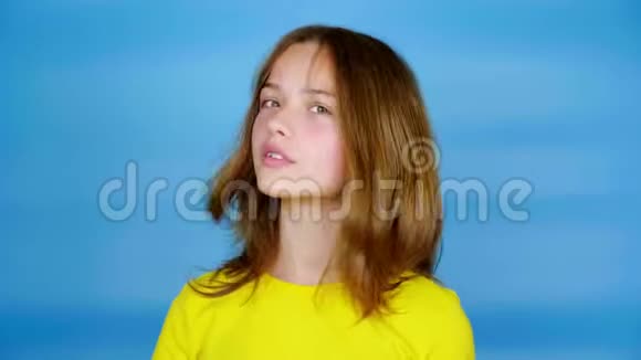 穿着黄色T恤的少女正看着镜头转过头说不视频的预览图