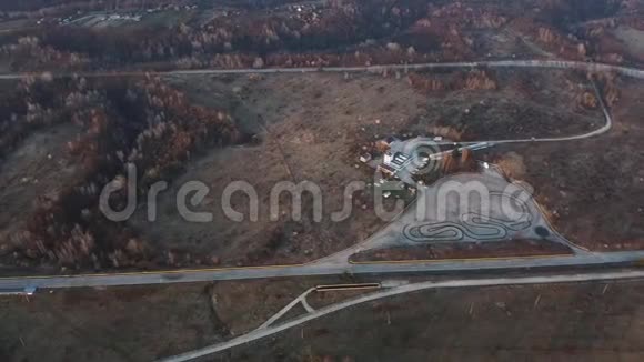 测试轨道上方的空中视频视频的预览图