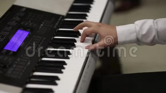 手按电钢琴的键盘视频的预览图