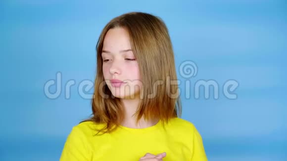 穿着黄色T恤的少女正向远处张望并将身体向不同的方向移动视频的预览图