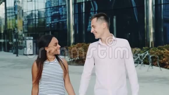 微笑的黑人女孩在市中心和男朋友约会视频的预览图