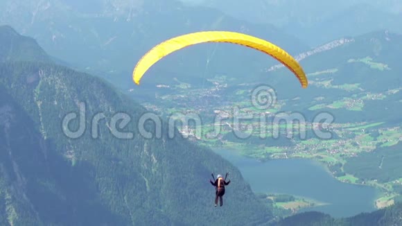 滑翔伞飞越夏谷视频的预览图