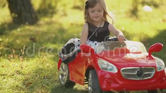 孩子骑着一辆红色的车视频的预览图