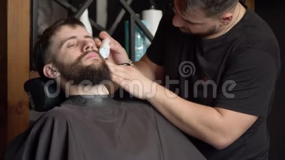 理发师修剪客户的胡须视频的预览图