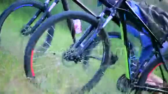 骑自行车的人把自行车推到山上视频的预览图