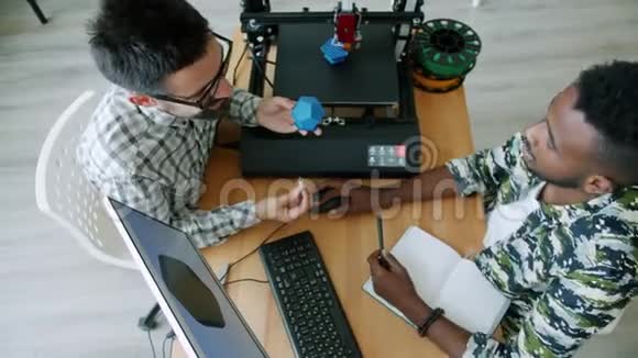 利用办公室内的电脑谈话制作3d打印细节的开朗工程师视频的预览图