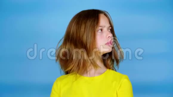 穿着黄色T恤的少女正四处寻找着发短信的地方想着该选什么视频的预览图