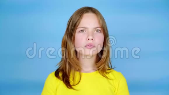 穿黄色T恤的少女惊讶不已张开嘴对着镜头转过头视频的预览图