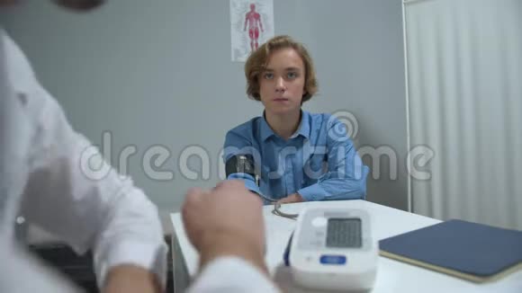 坐在医院的柜子里医生给他量血压视频的预览图